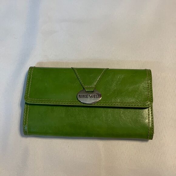 Nine West green wallet.  EUC no flaws - Picture 1 of 6